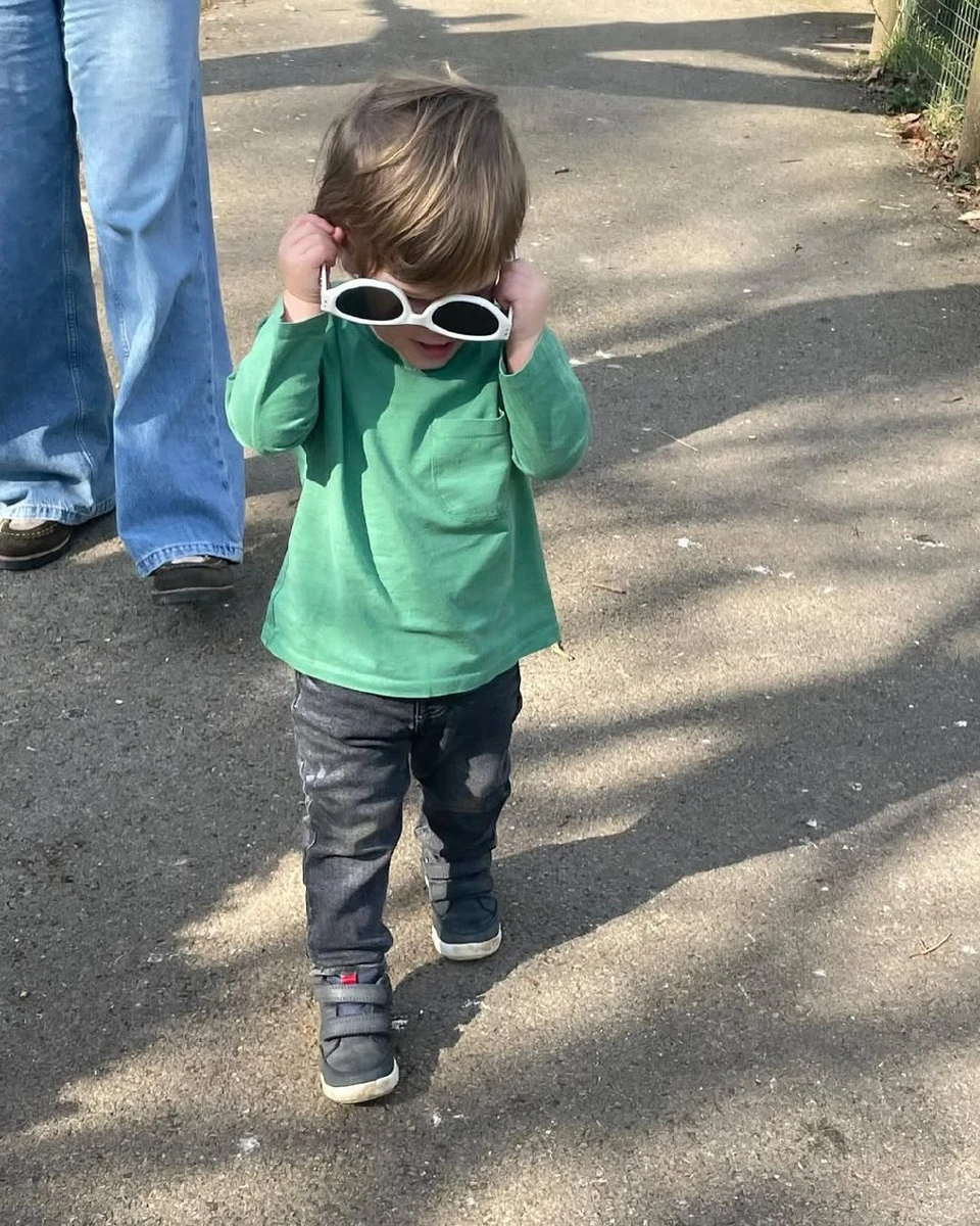 Ернест приміряв на себе окуляри