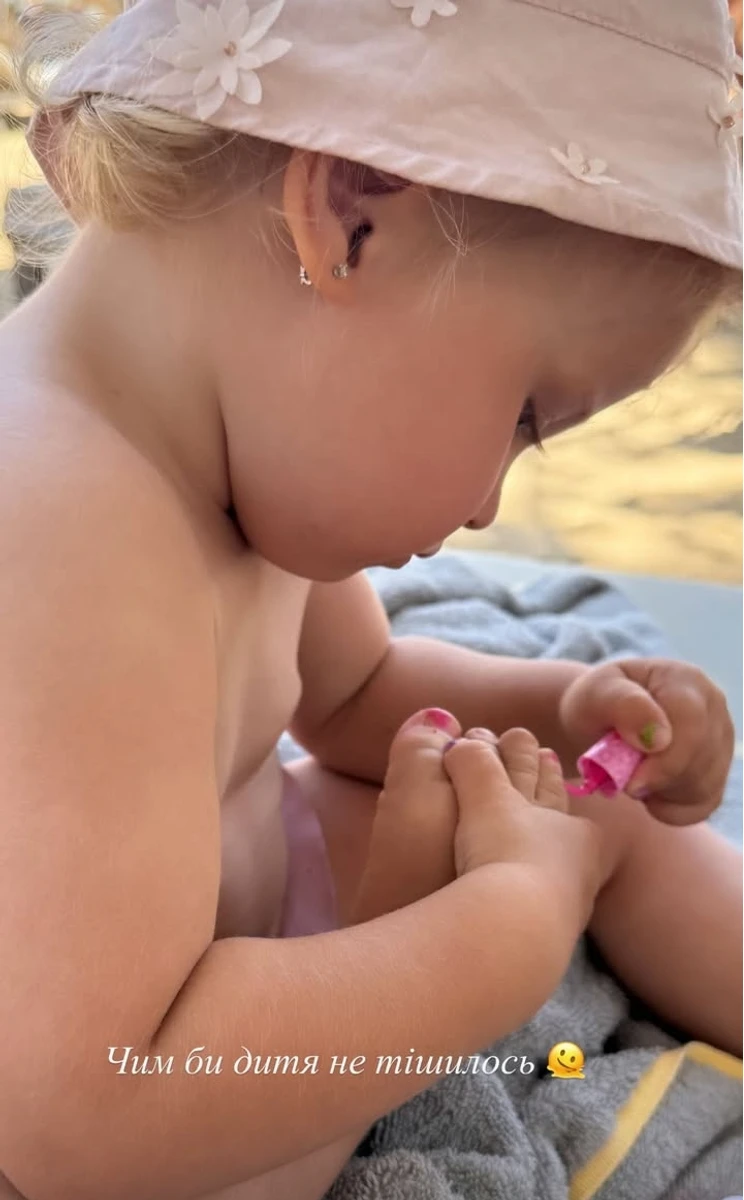 Дочка Олександра Зінченко насмішила спробами манікюру