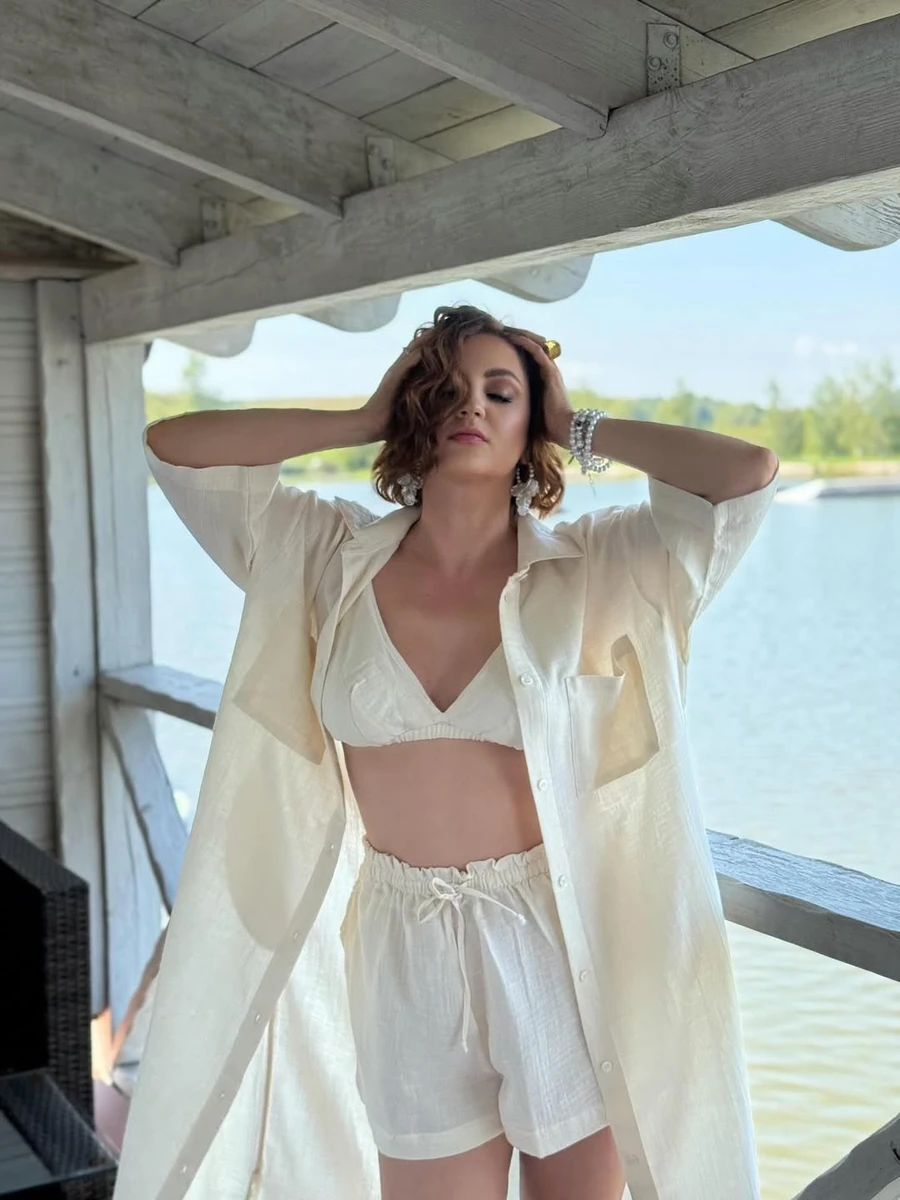 Оля Цибульська відпочиває коло води