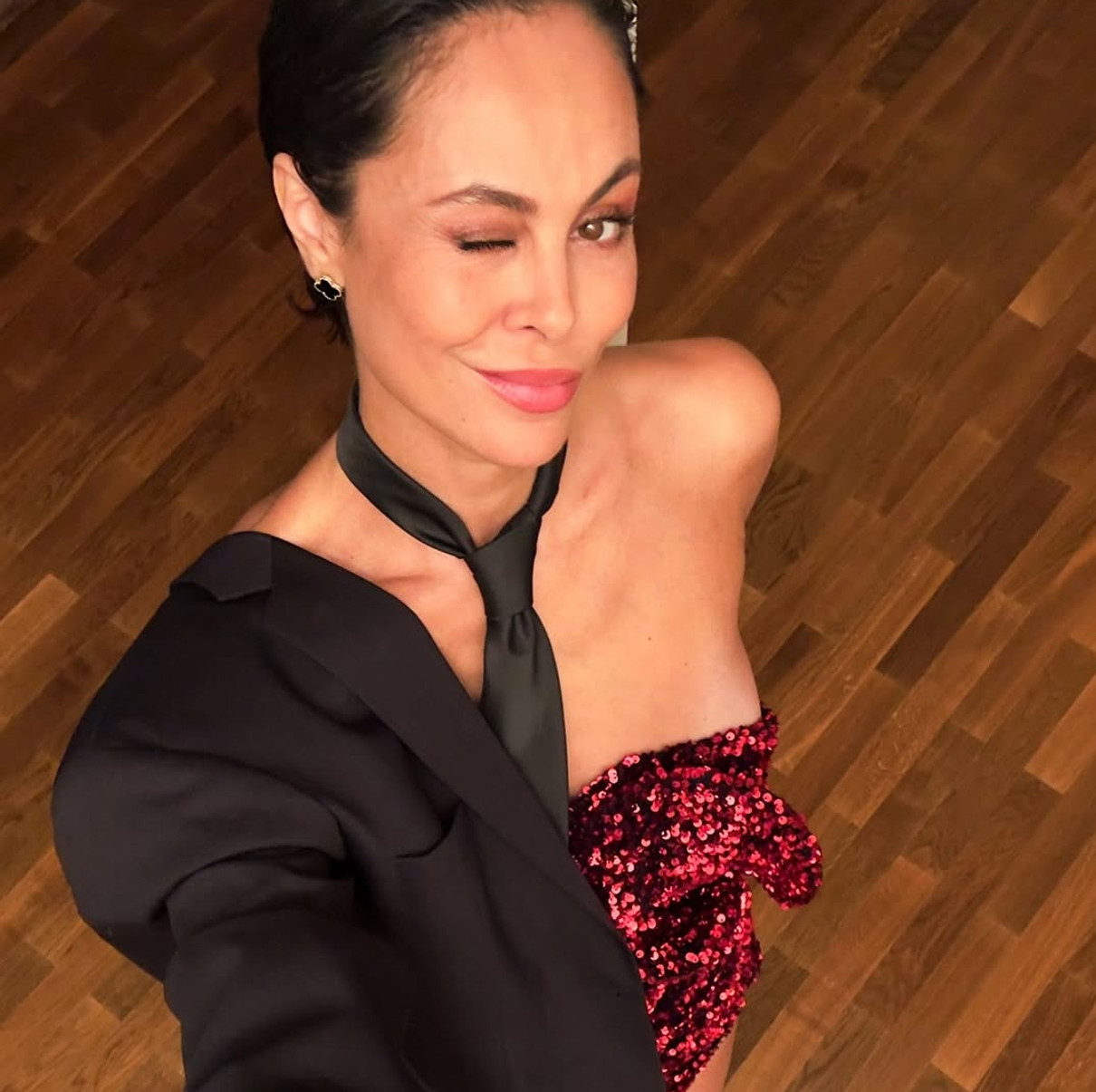 Наталія Єгорова попозувала у сукні з паєток