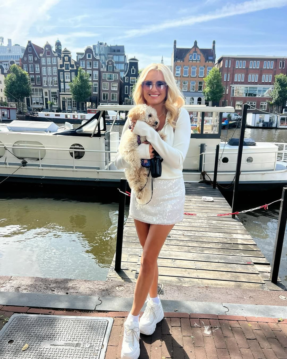 Ірина Федишин у міні попозувала з песиком у руках в Амстердамі
