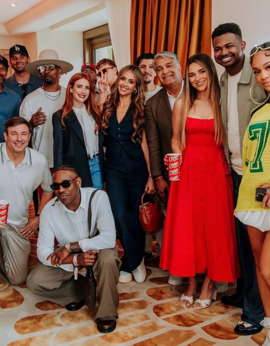 Джессіка Альба у компанії коханого показалася на сімейному святкуванні