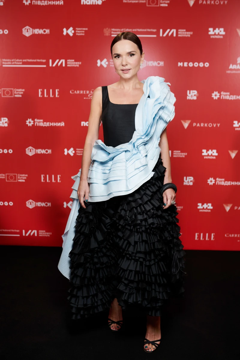 Олена Лавренюк в елегантній сукні попозувала на кінофестивалі ОМКФ