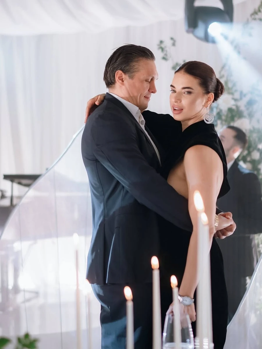 Олександр Усик з дружиною мило потанцювали на побаченні