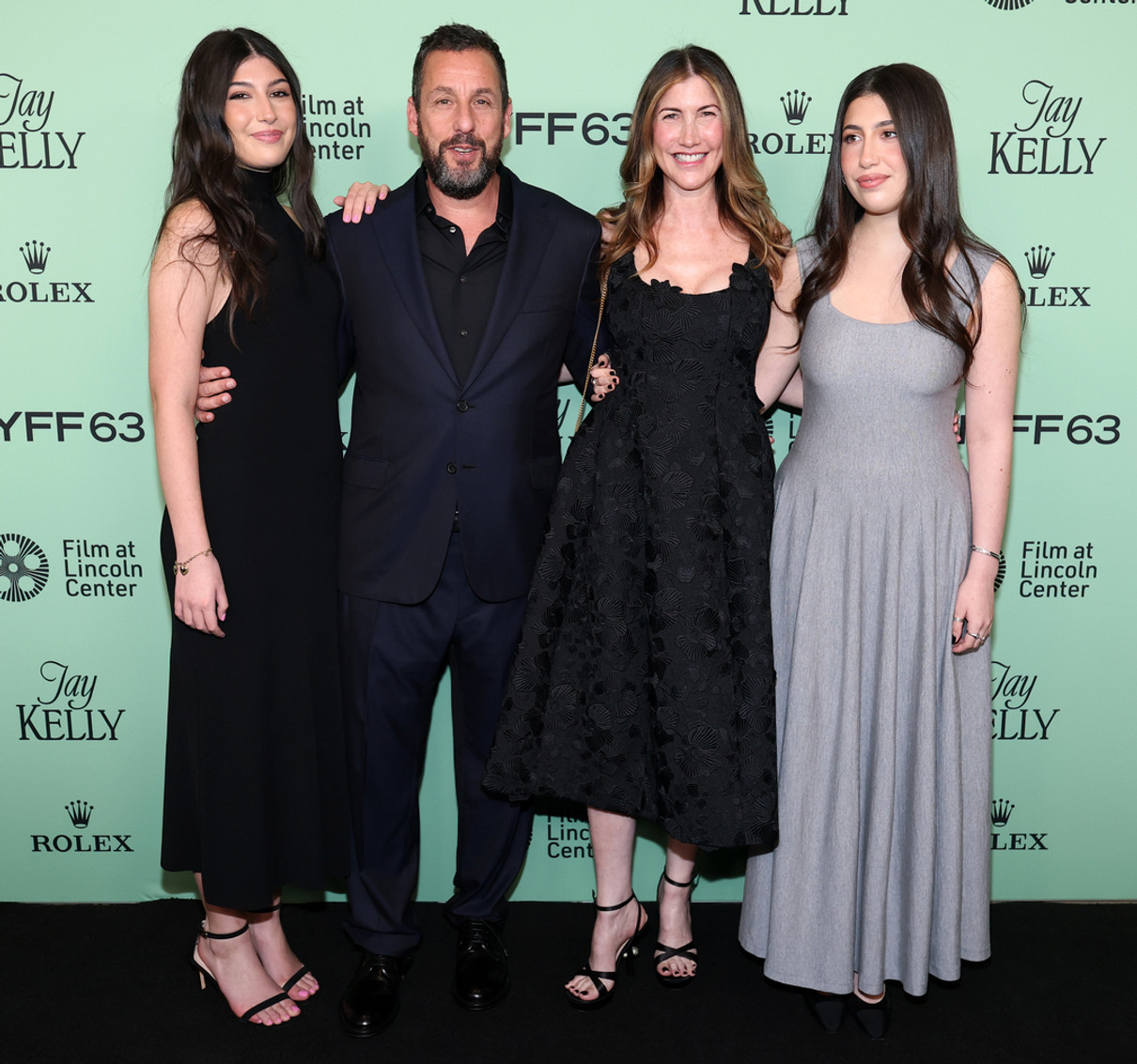 Адам Сендлер з дружиною та дорослими дочками попозував на хіднику