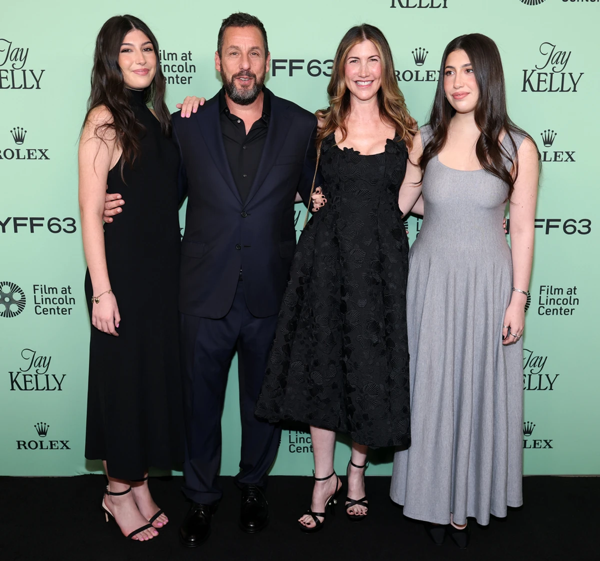 Адам Сендлер з дружиною та дорослими дочками попозував на хіднику