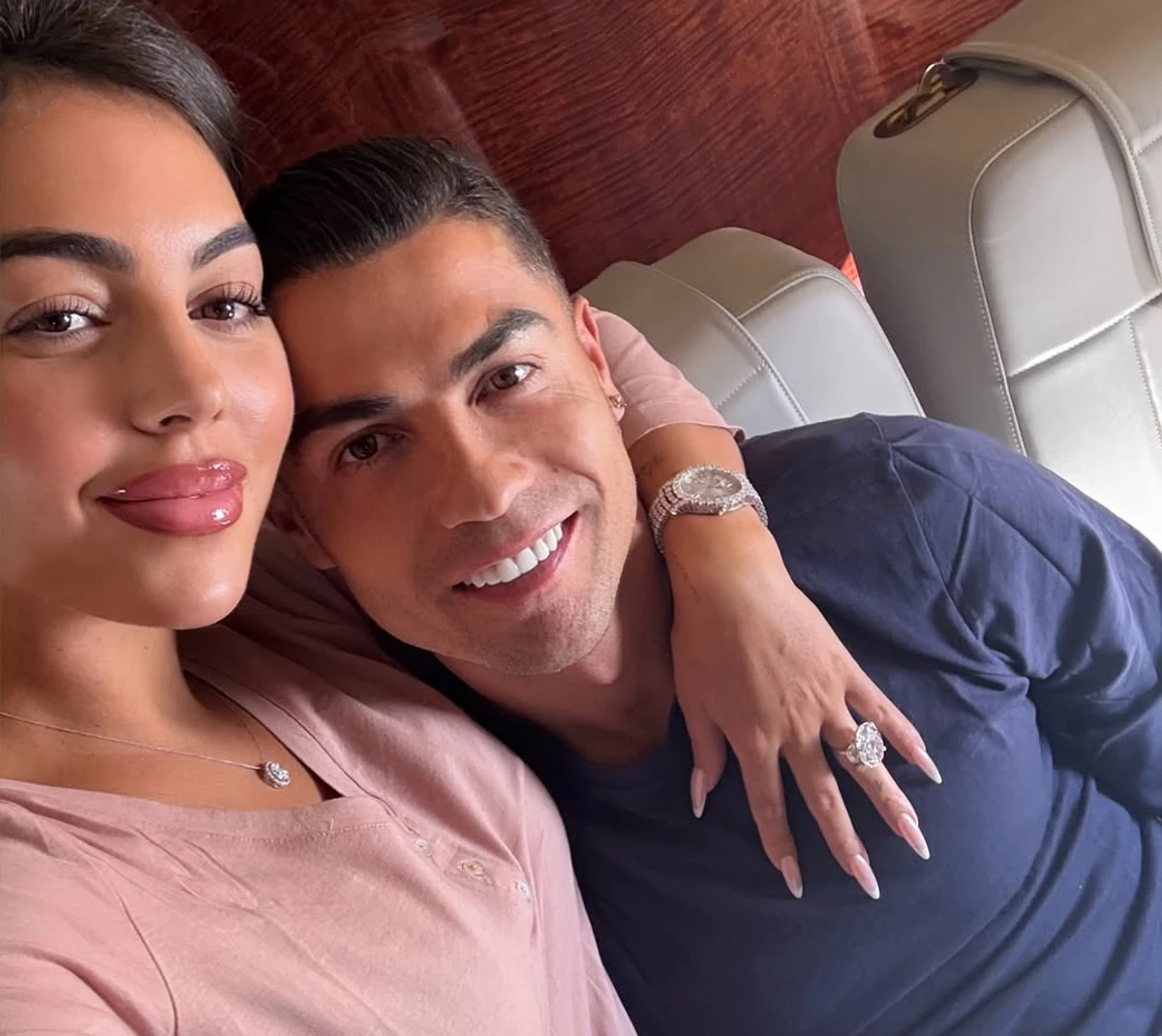 Джорджина Родрігес та Кріштіану Роналду на фото