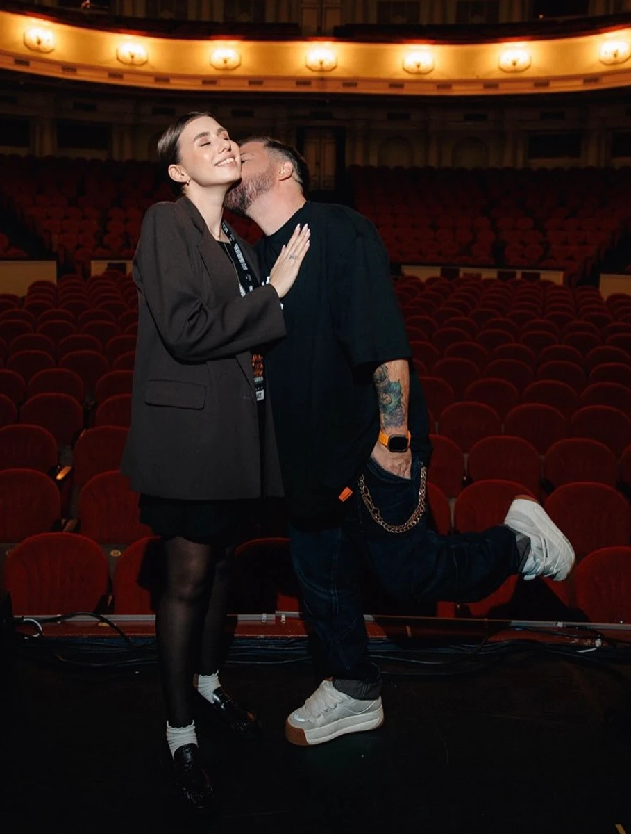 Сергій Танчинець ніжно поцілував кохану перед концертом