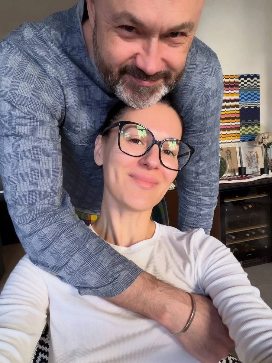 Маша Єфросиніна показалася в обіймах чоловіка на милих фото