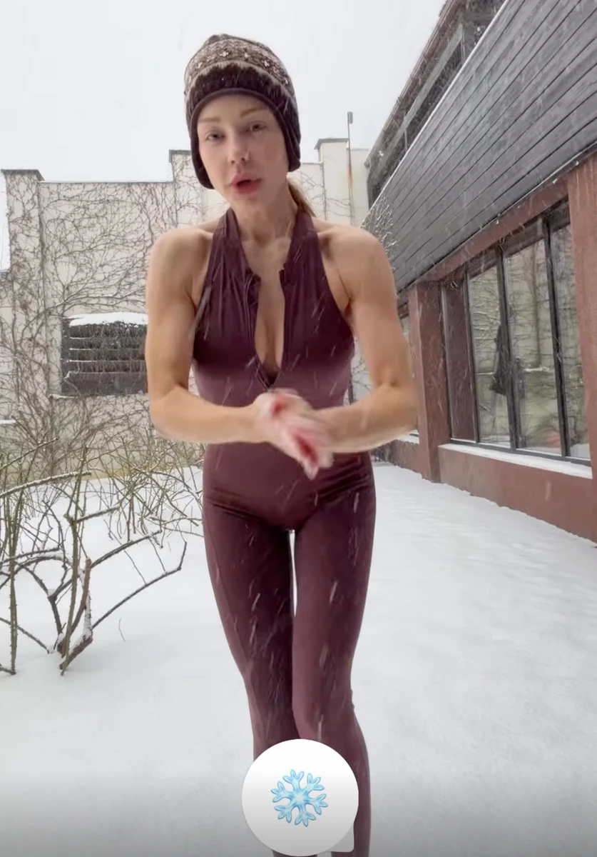 Тіна Кароль блиснула декольте і обтерлася снігом