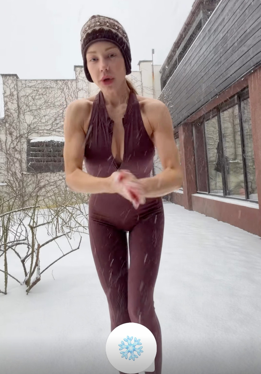 Тіна Кароль блиснула декольте і обтерлася снігом