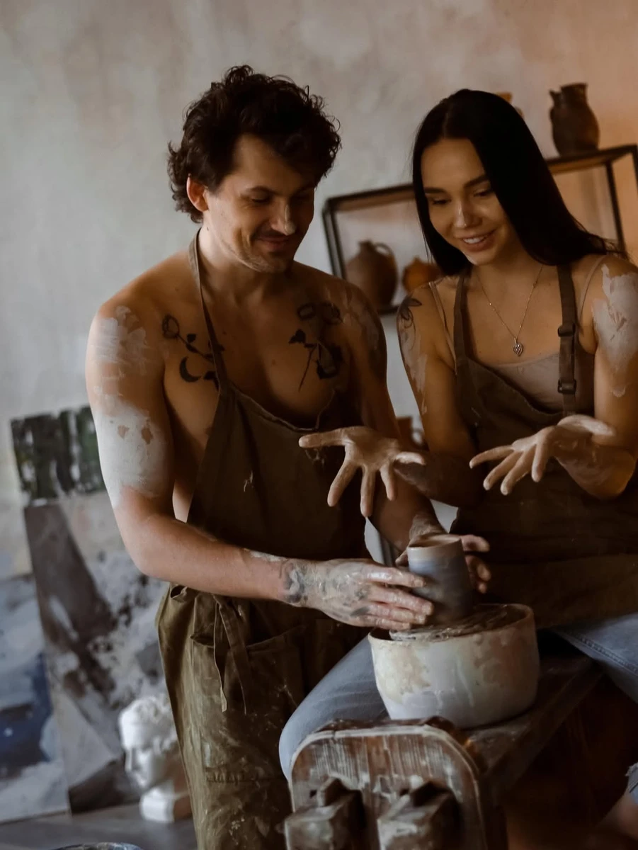 Наталія Татарінцева і Євген Кот позаймалися гончарством