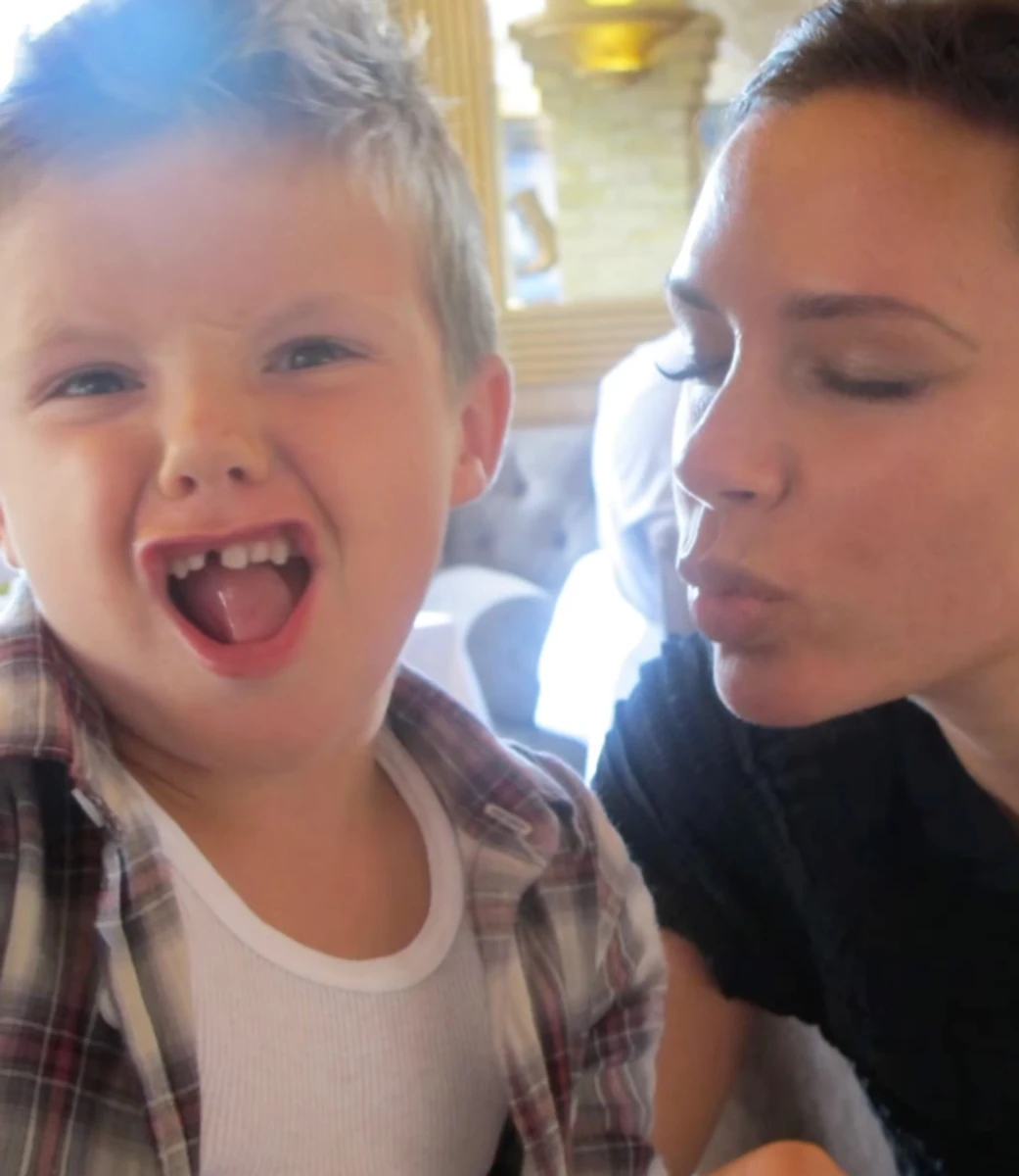 Вікторія Бекхем показалася з сином на кумедному фото