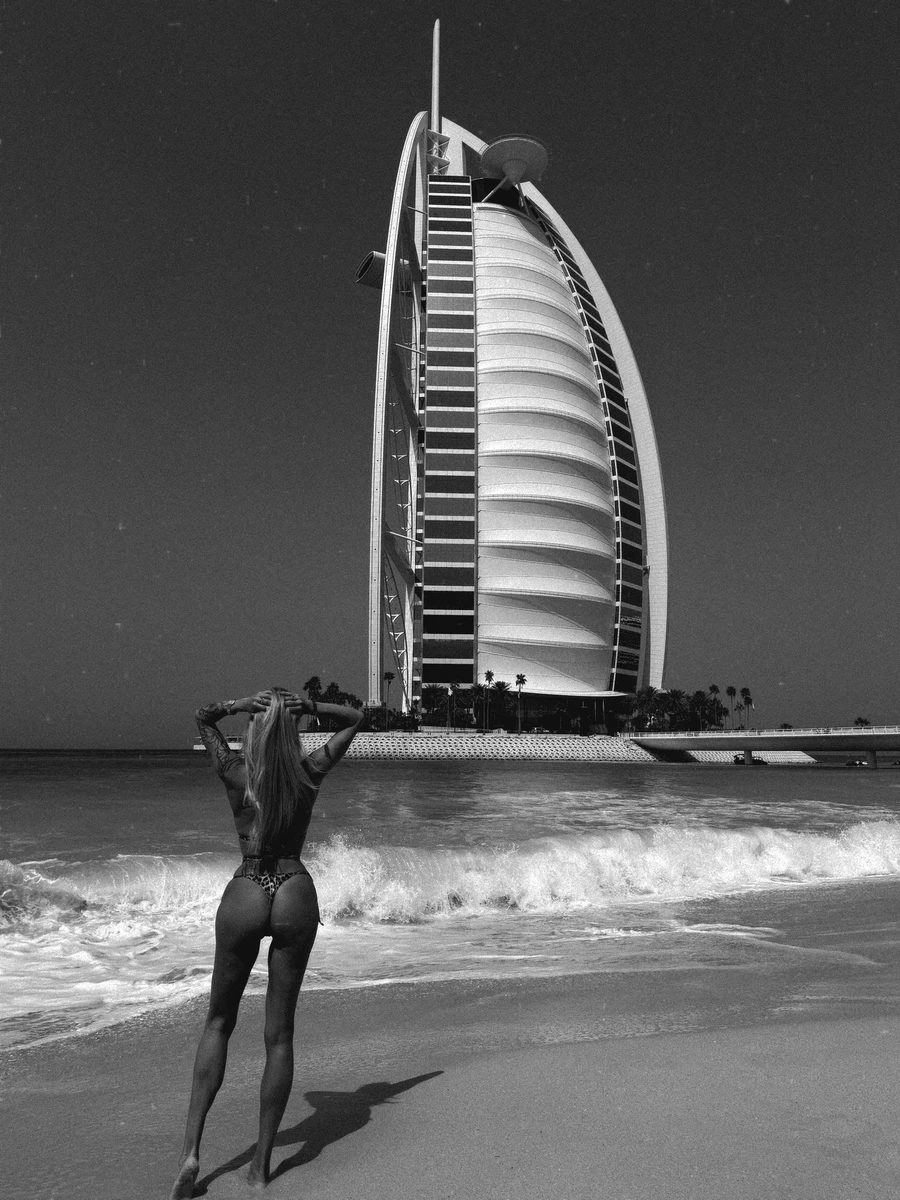 Крук посвітила сідницями в бікіні