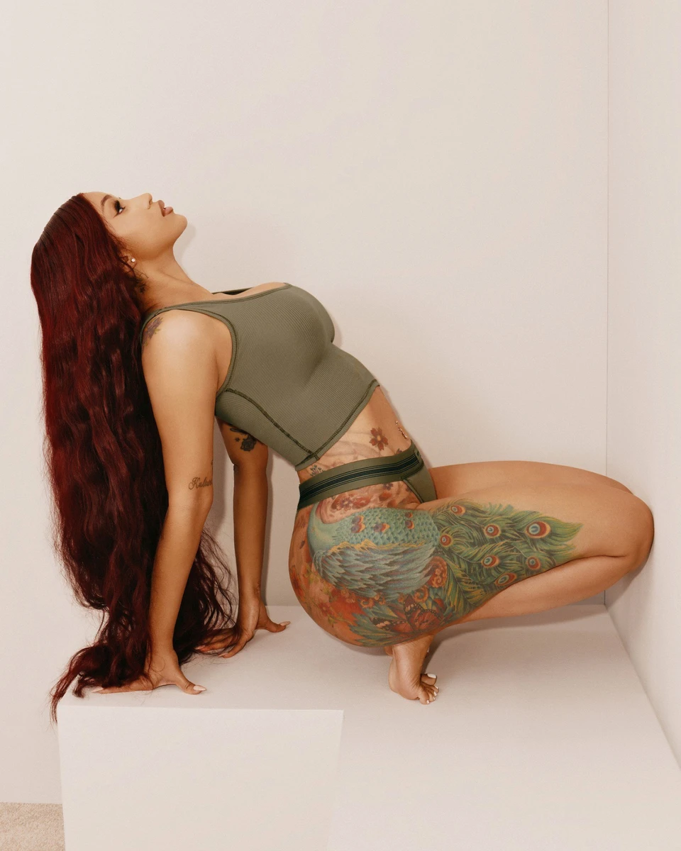 Реперка вигнулася для ефектного фото