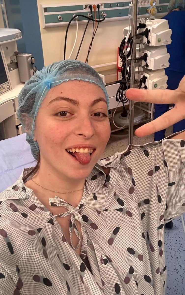 Дівчина перебувала у доброму гуморі і наробила селфі у палаті 