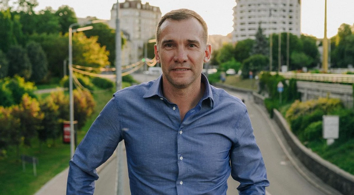 Андрій Шевченко позує для фото