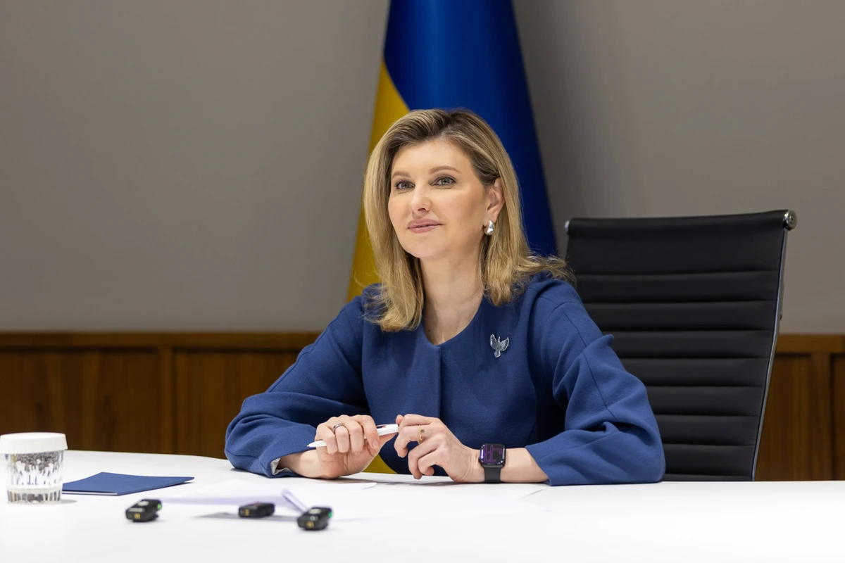 Зеленська вдягнула синій костюм та символічний аксесуар