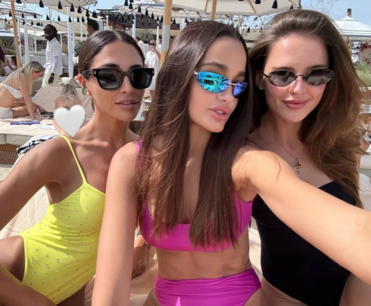 Санта Дімопулос з подругами на пляжі
