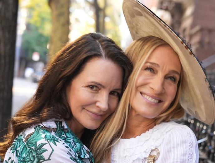 Браззерс шұлықтары арқылы кеңседе трахает