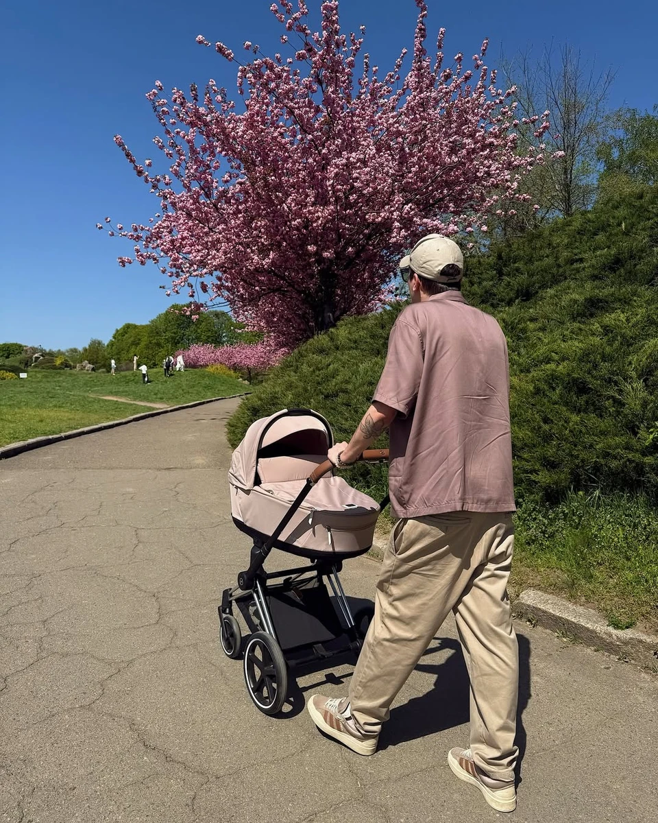 POSITIFF погуляв з дочкою біля сакур