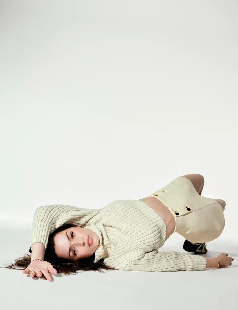 Дівчина Тома Круза у топі та міні вигнулася для фото