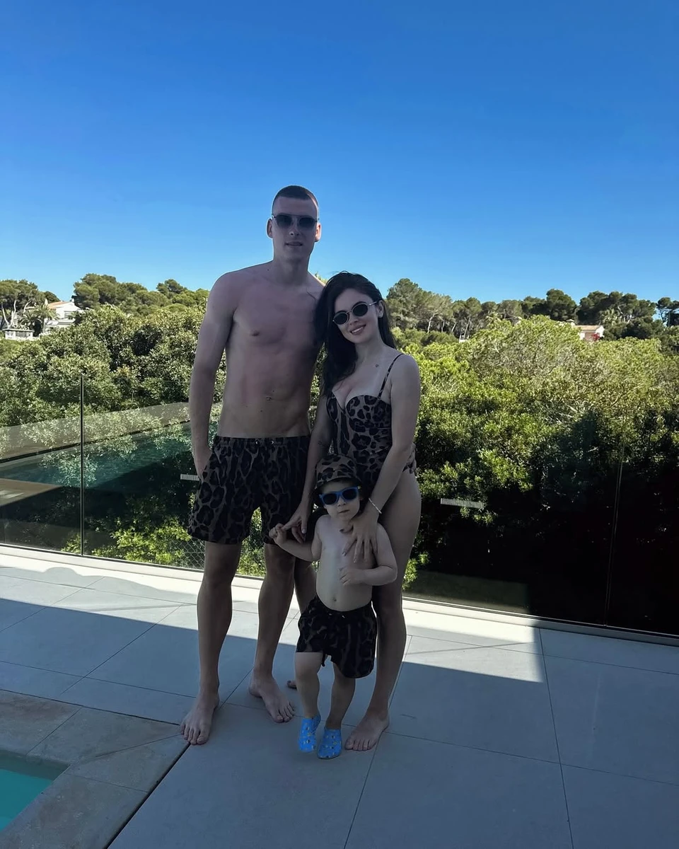 Андрій Лунін показав сина та дружинну в купальнику