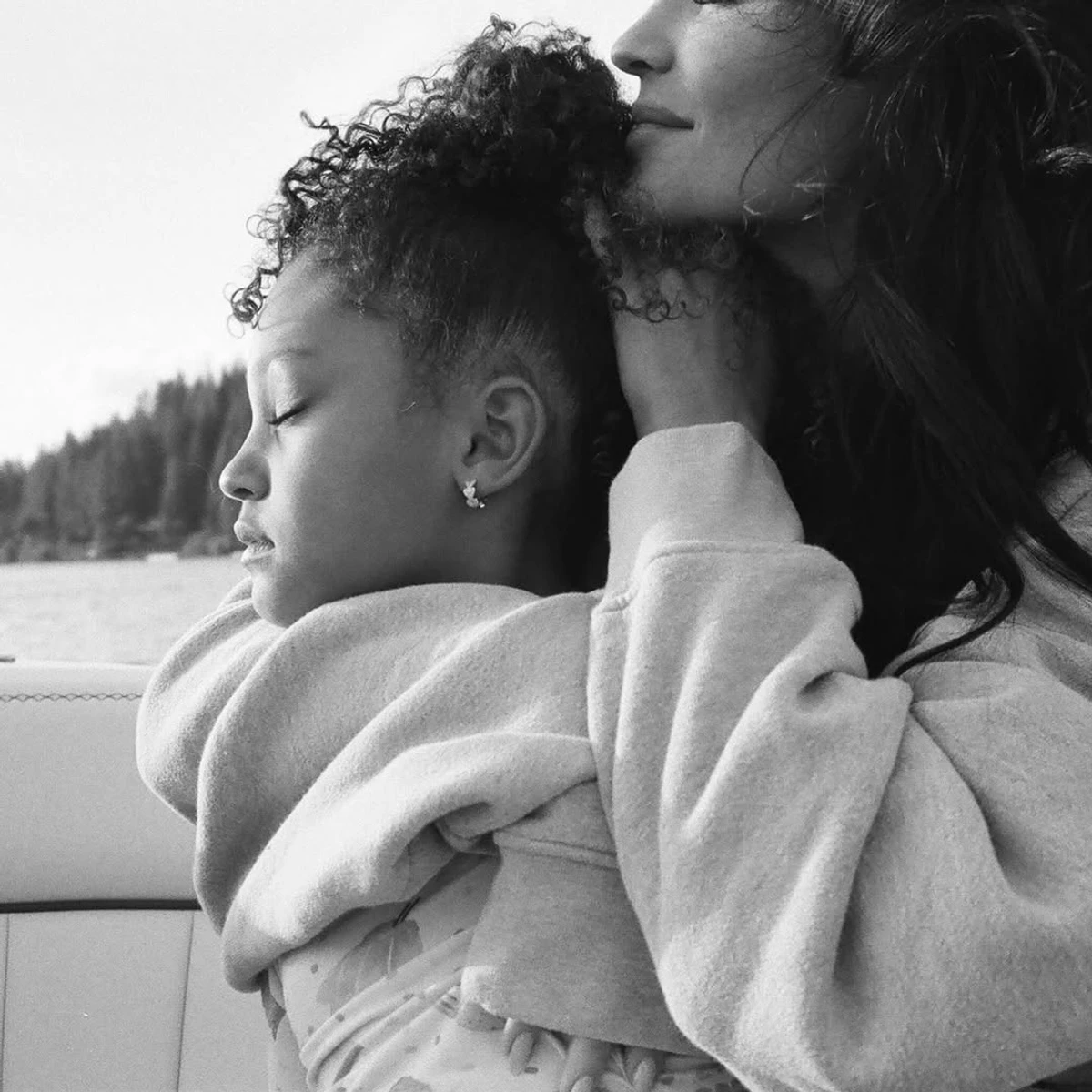 Кайлі Дженнер попозувала з донькою на відпочинку