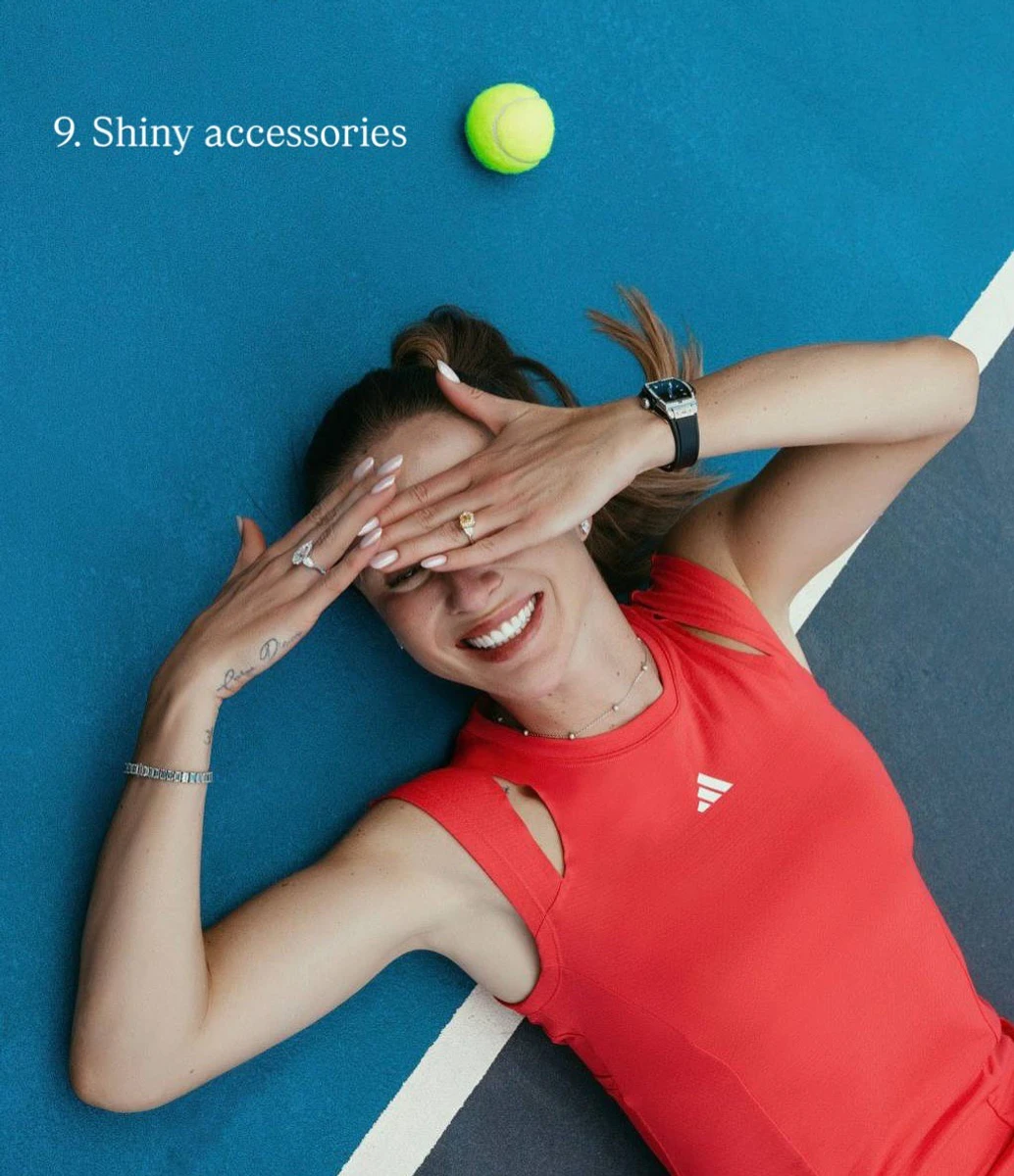 Еліна Світоліна у топі полежала на тенісному корті для фото