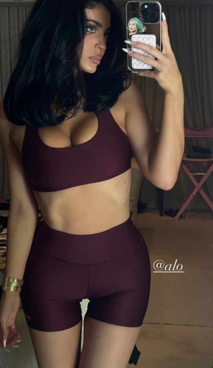 Кайлі Дженнер в спортивних шортах зазнімкувала спокусливі форми