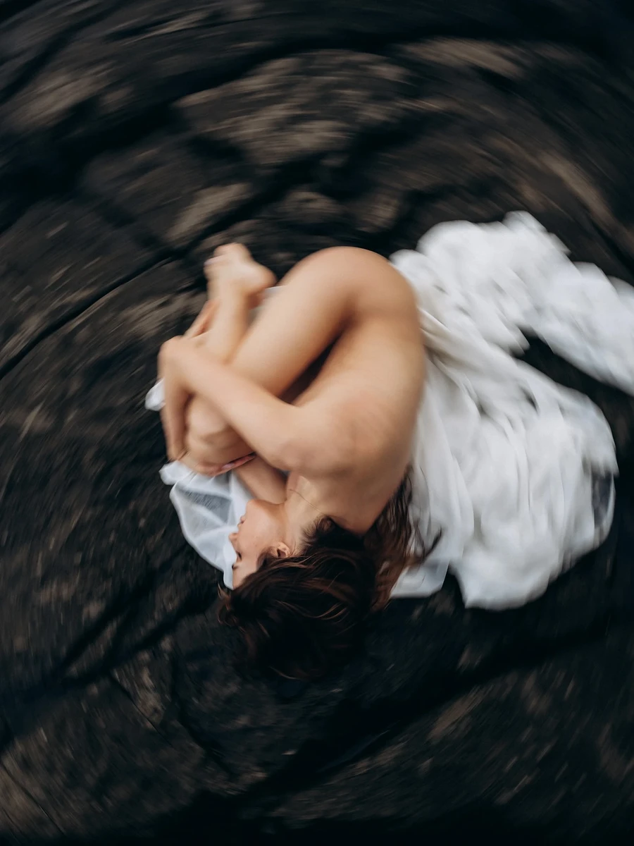 Денисенко голою попозувала на камінні