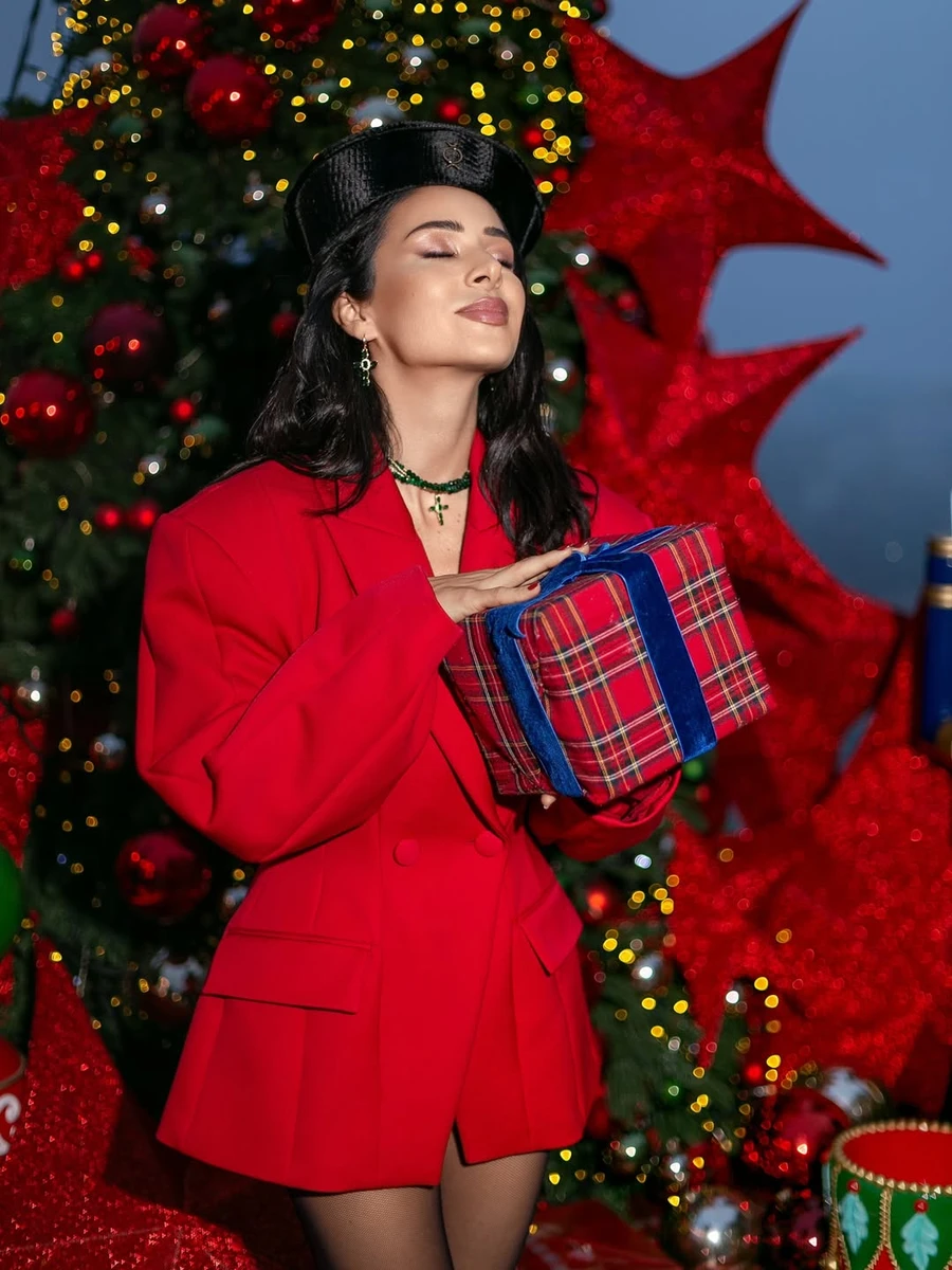 Злата Огнєвіч наробила різдвяних фото у мінісукні