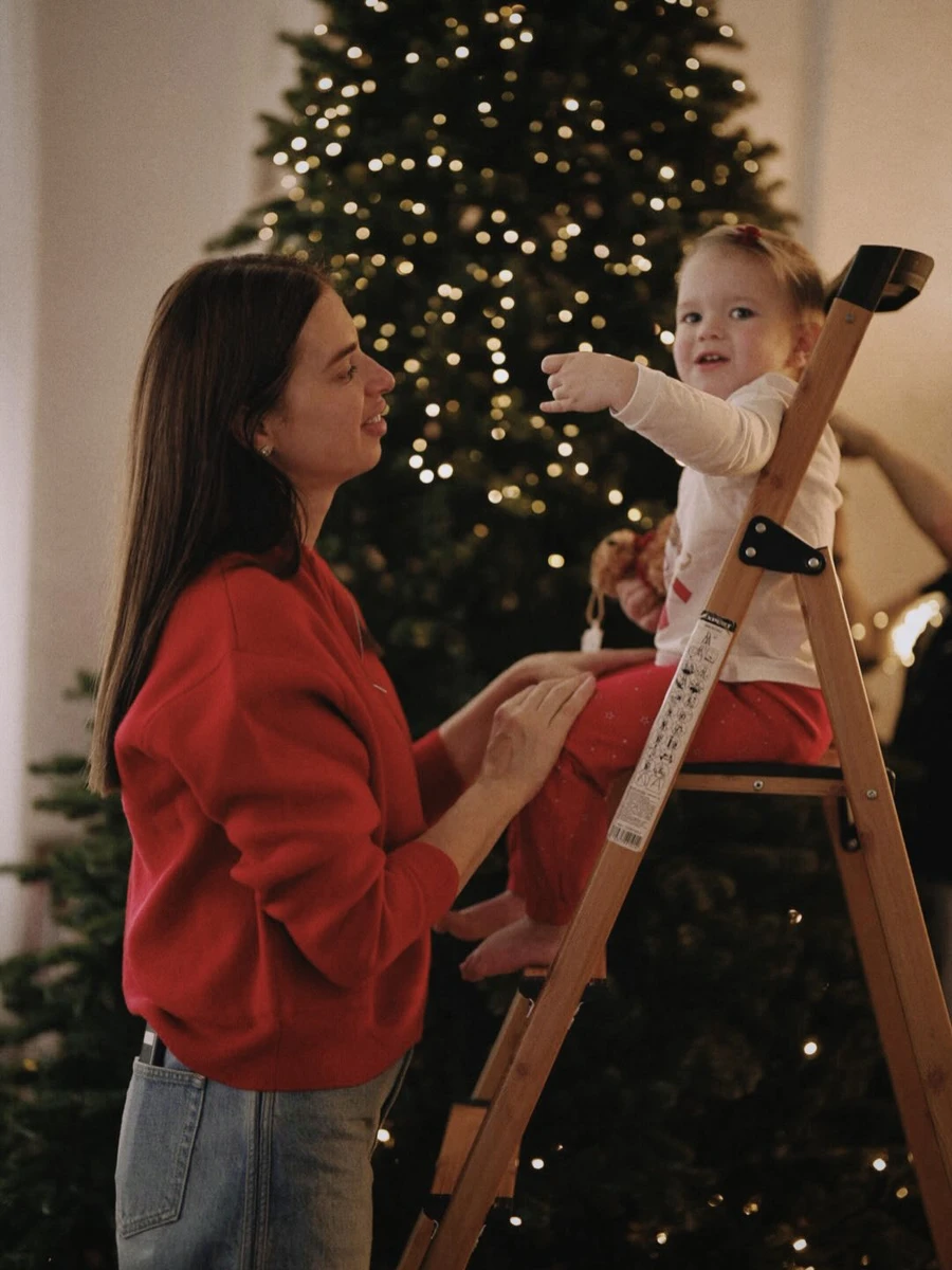 Дружина Усика з дочкою прикрашали ялинку на милих фото