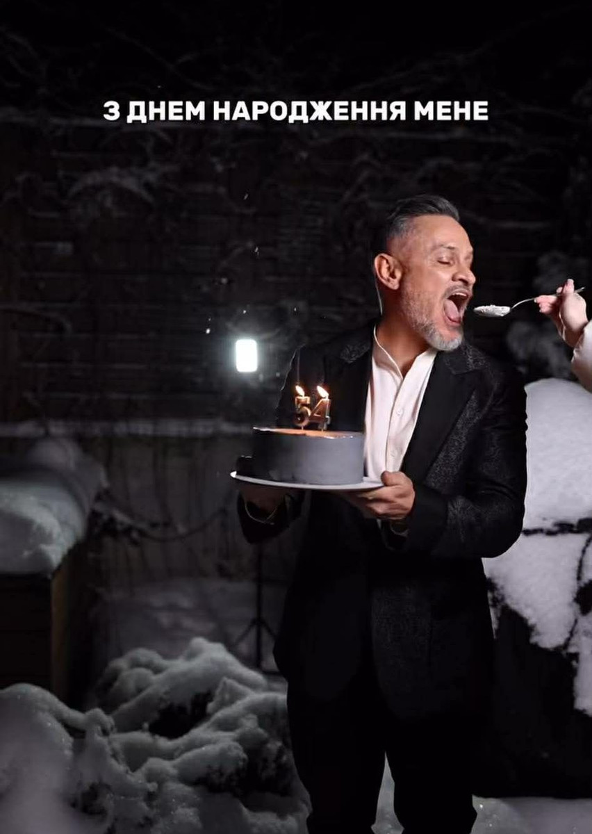 Кухар узяв щось до рота... 