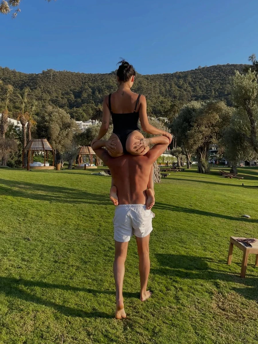 Наталія Татарінцева на шиї у Євгена Кота засвітила сідниці