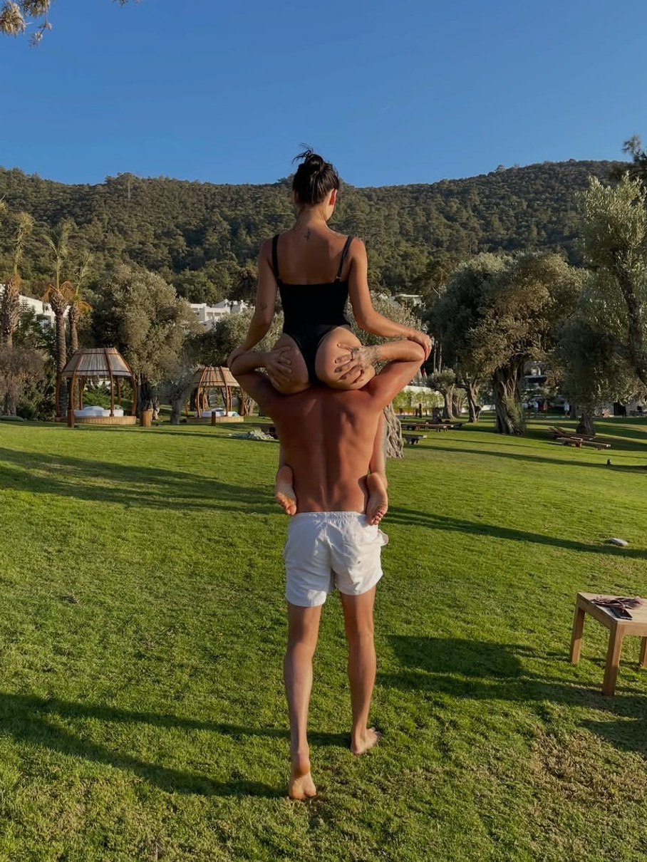 Наталія Татарінцева на шиї у Євгена Кота засвітила сідниці