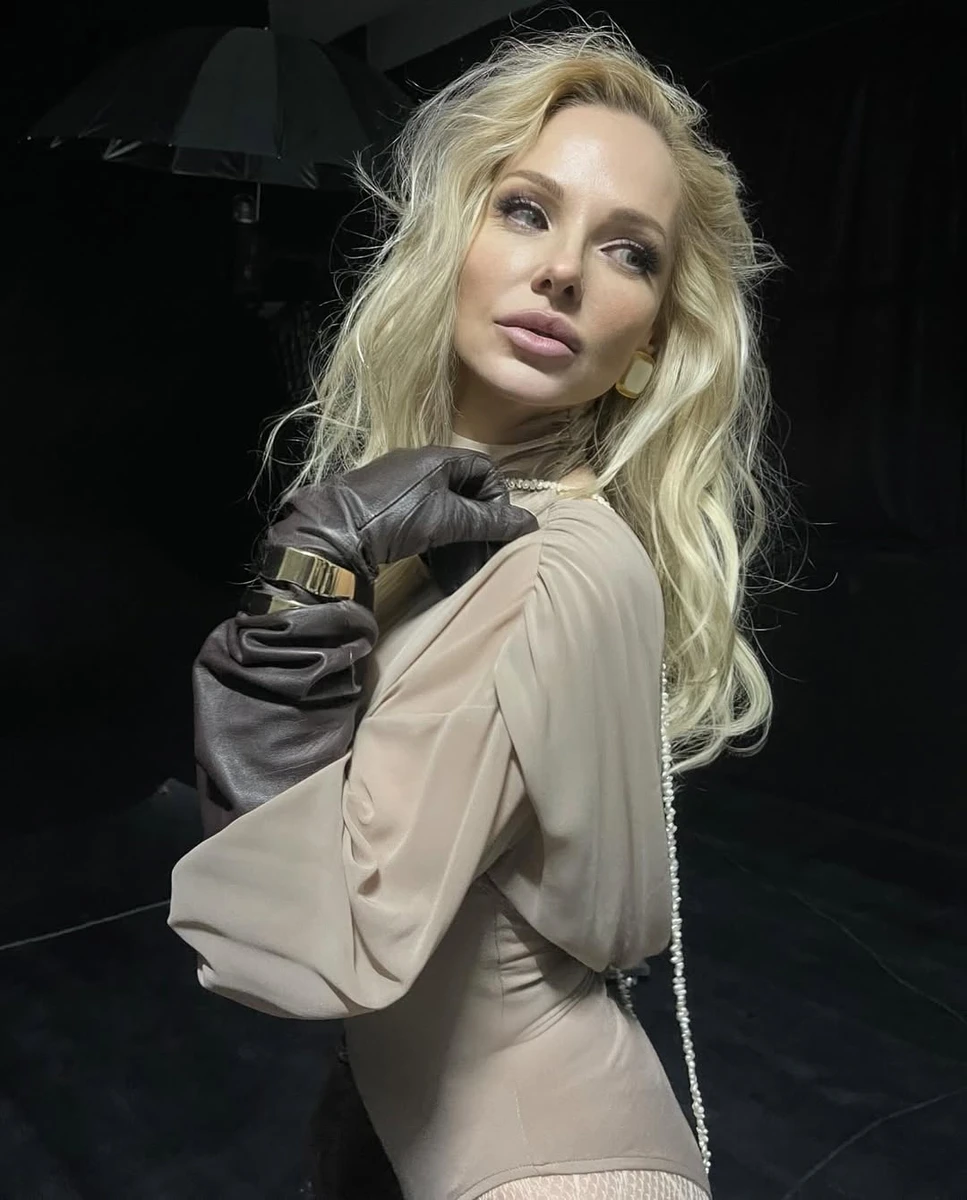 Даша Трегубова у напівпрозорому боді похвалилася фігурою