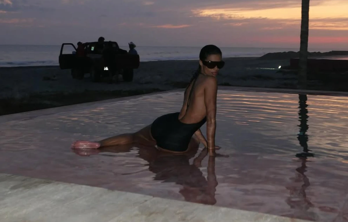 Тіна Кунакі у купальнику показала вигини у басейні