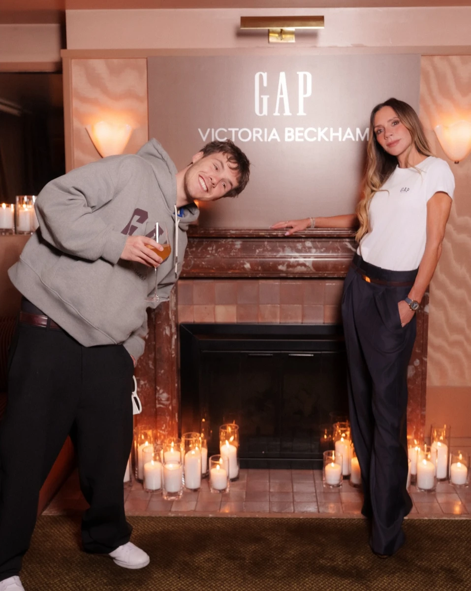 Вікторія Бекхем попозувала з сином Крузом на кумедному фото