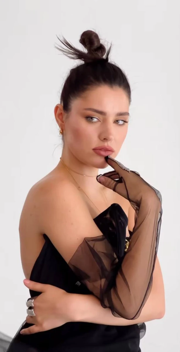 Ангеліна доповнила образ пальчатками з сітки