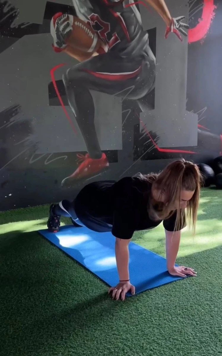 Артистка пообіцяла регулярно викладати тренування