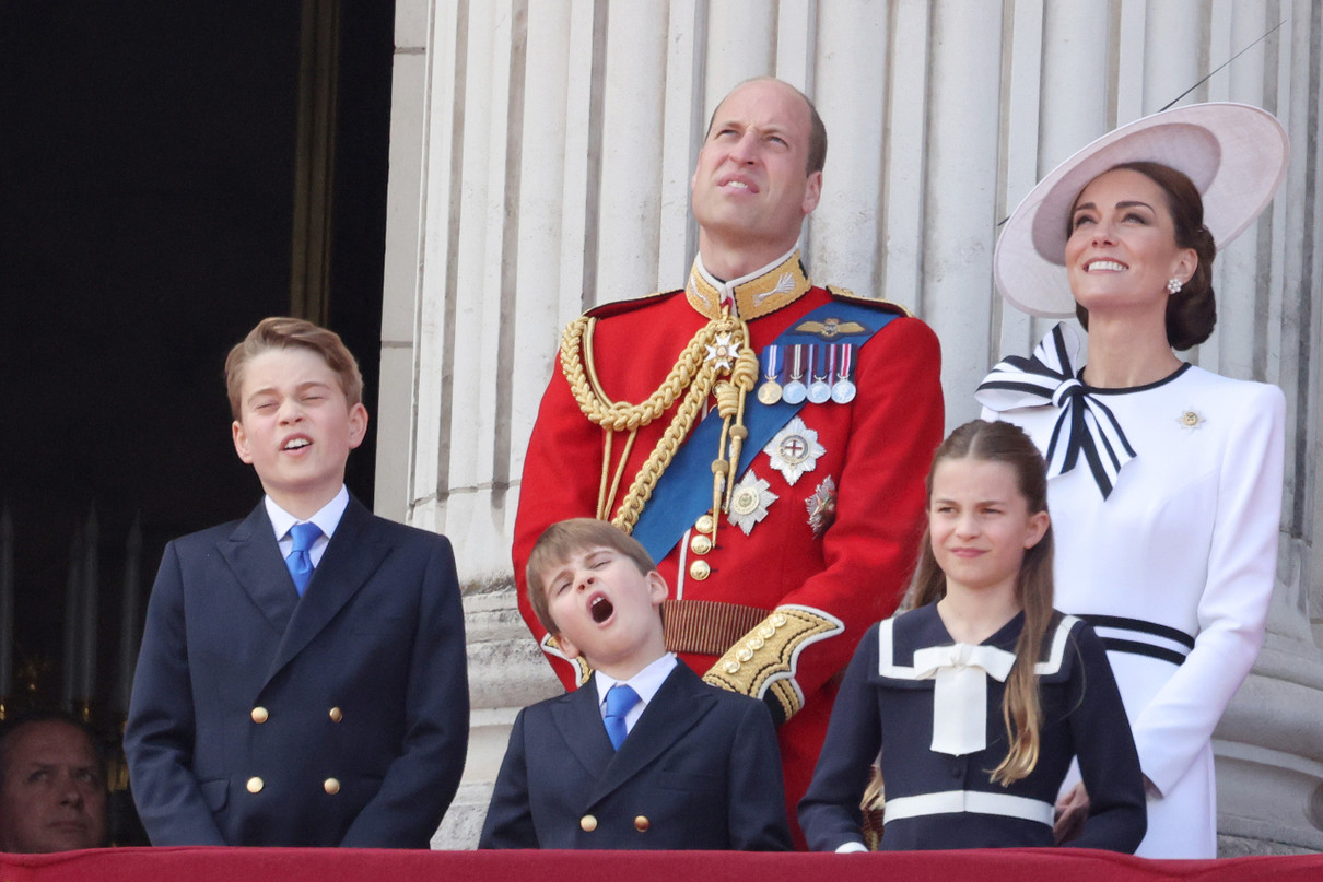 Королівська родина з дітьми на балконі