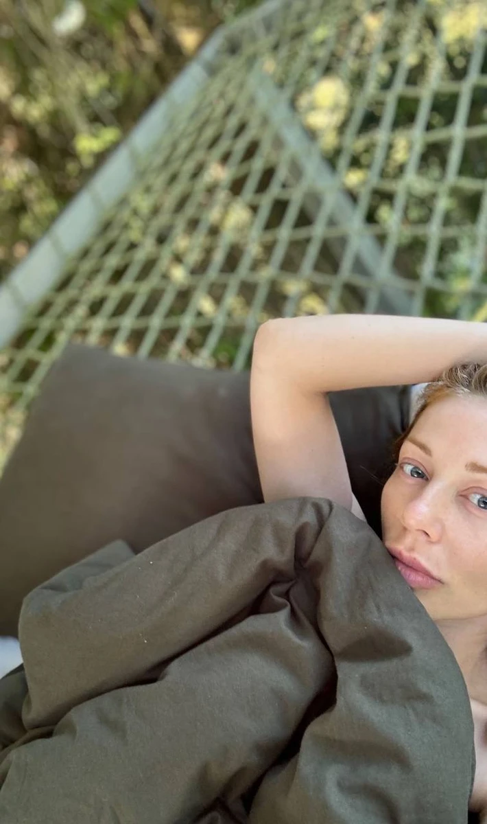 Співачка Тіна Кароль у ліжку