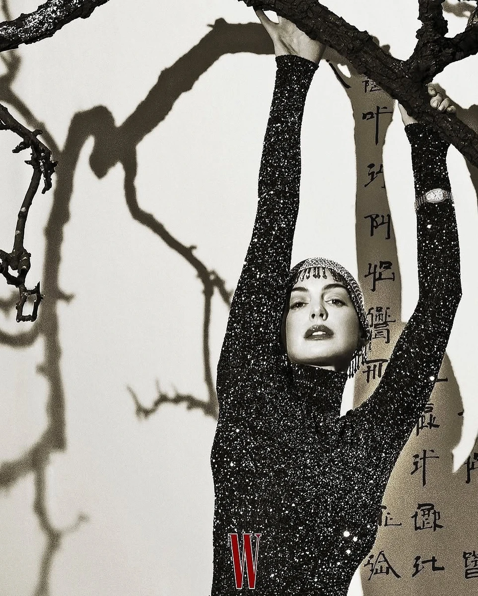 Хетевей сфотографувалась в блискучій обтислій сукні