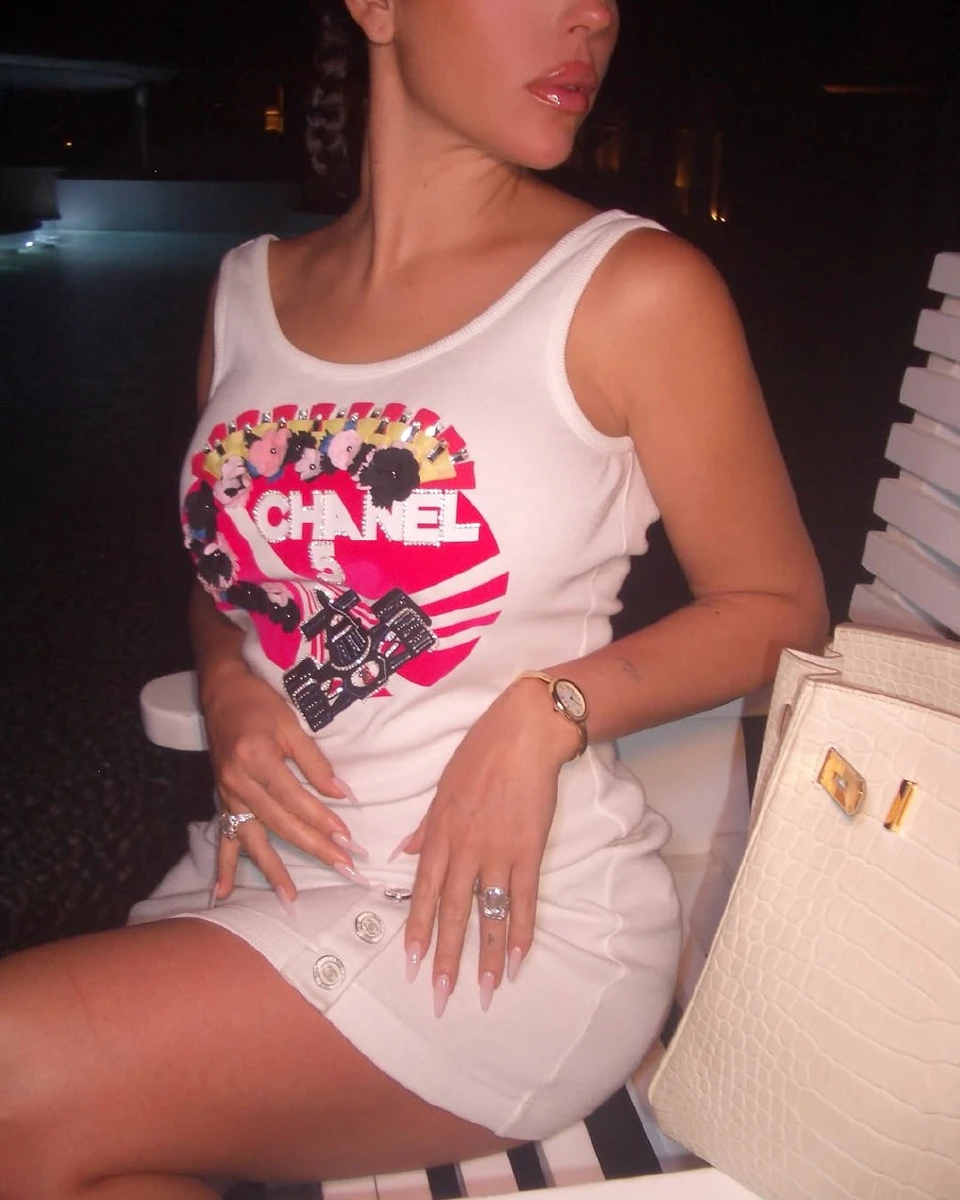 Наречена Роналду у спідниці і топі