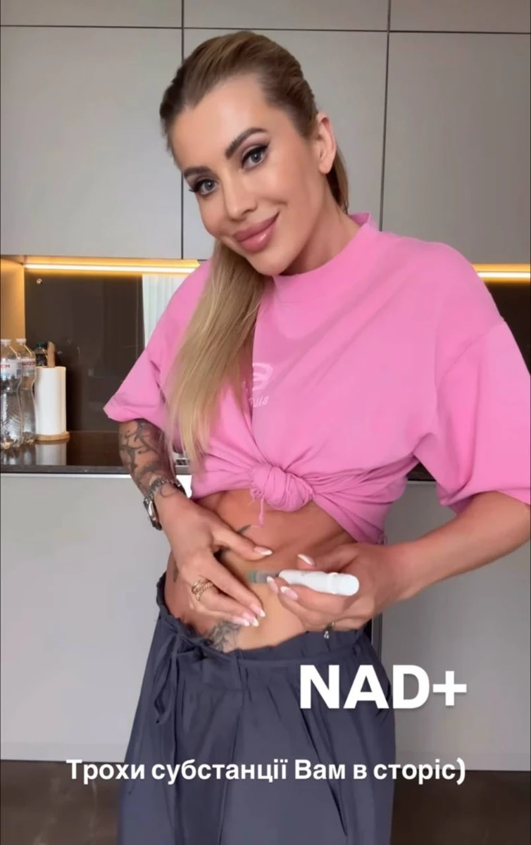 Крук із задертою футболкою