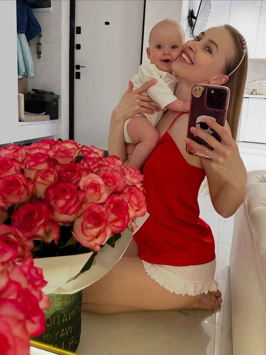 Анна Сагайдачна у шортиках показалася з донечкою на руках