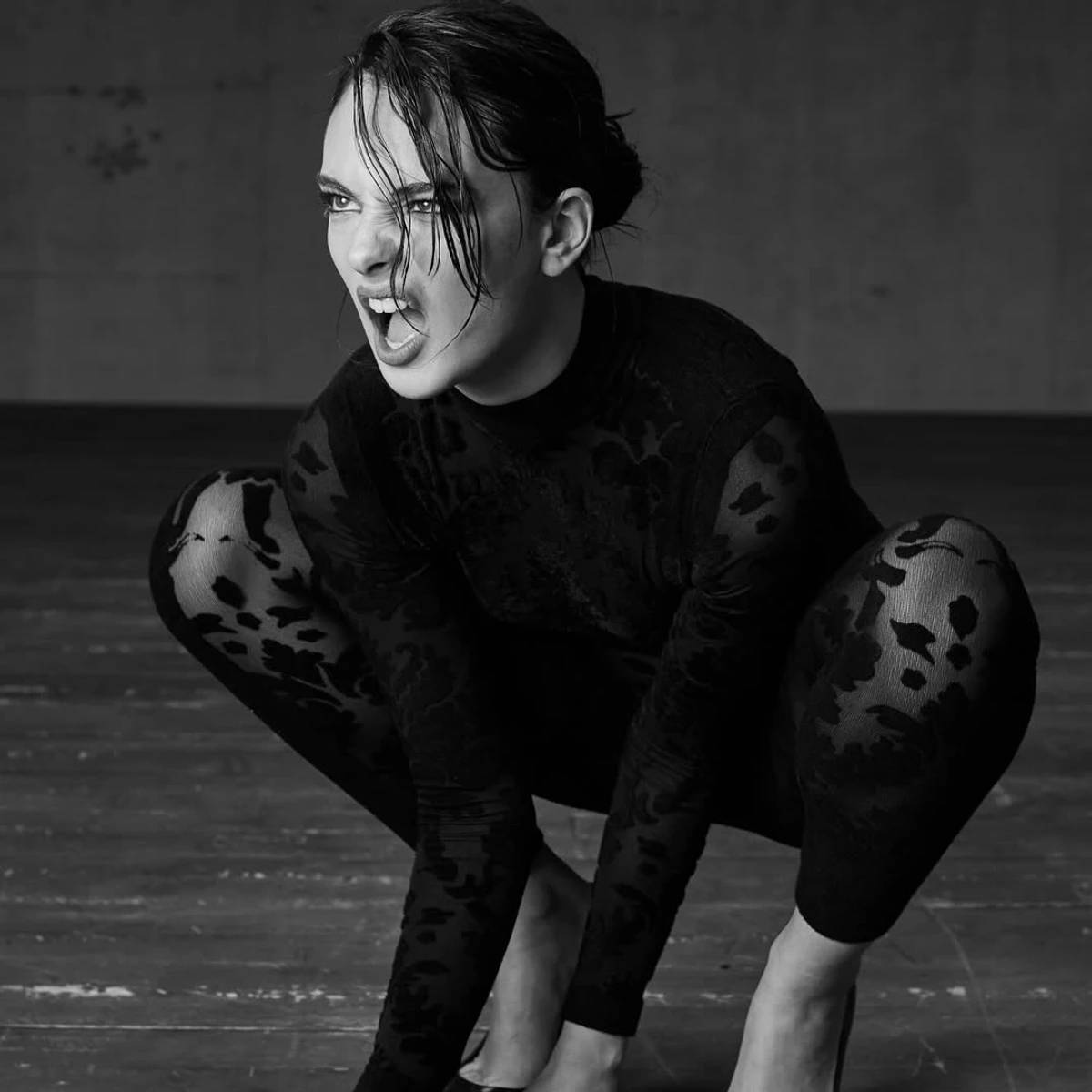 Дева Кассель у прозорій тканині грайливо покричала для фото