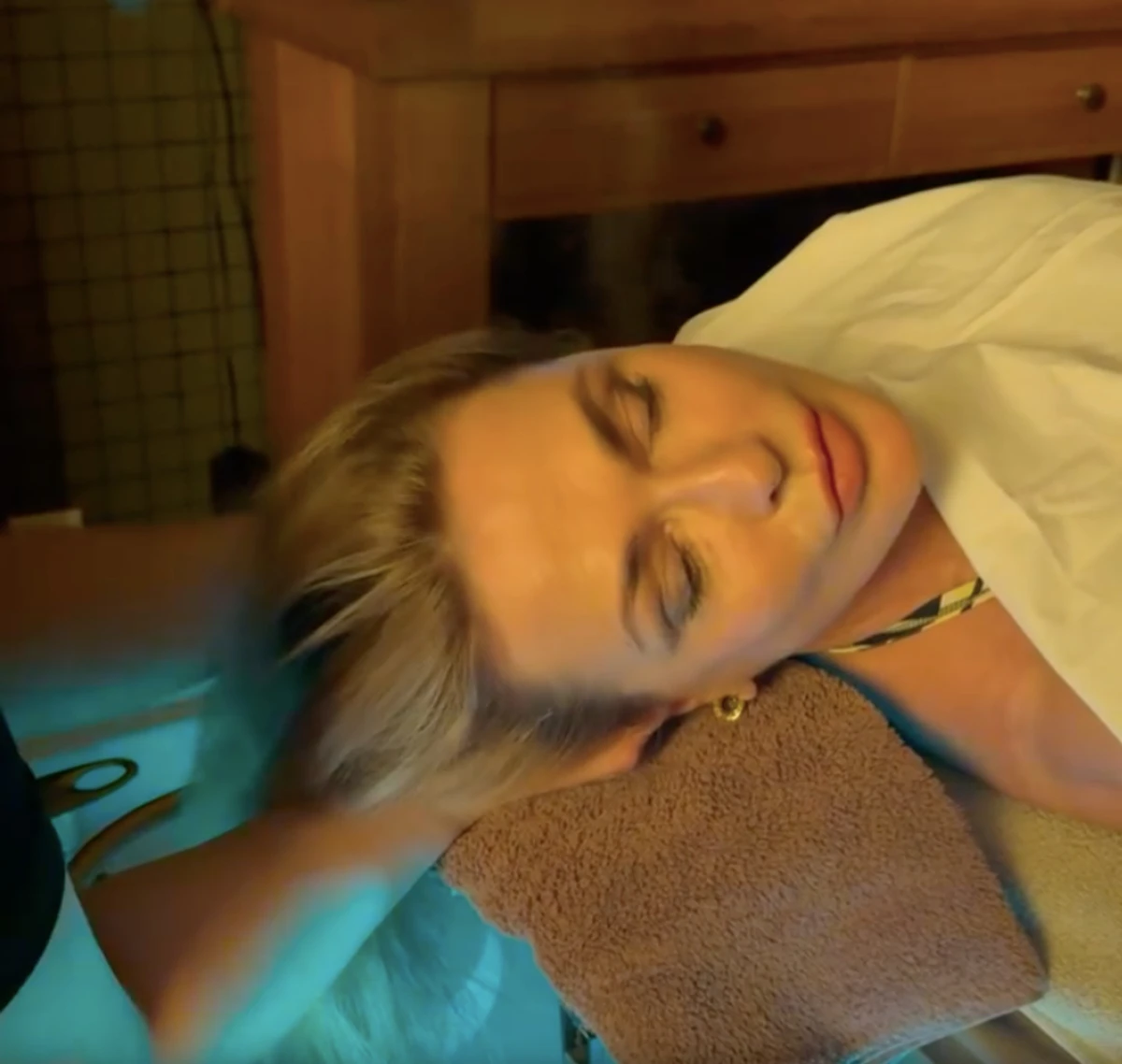 Ольга Сумська показалася на масажі голови на відпочинку