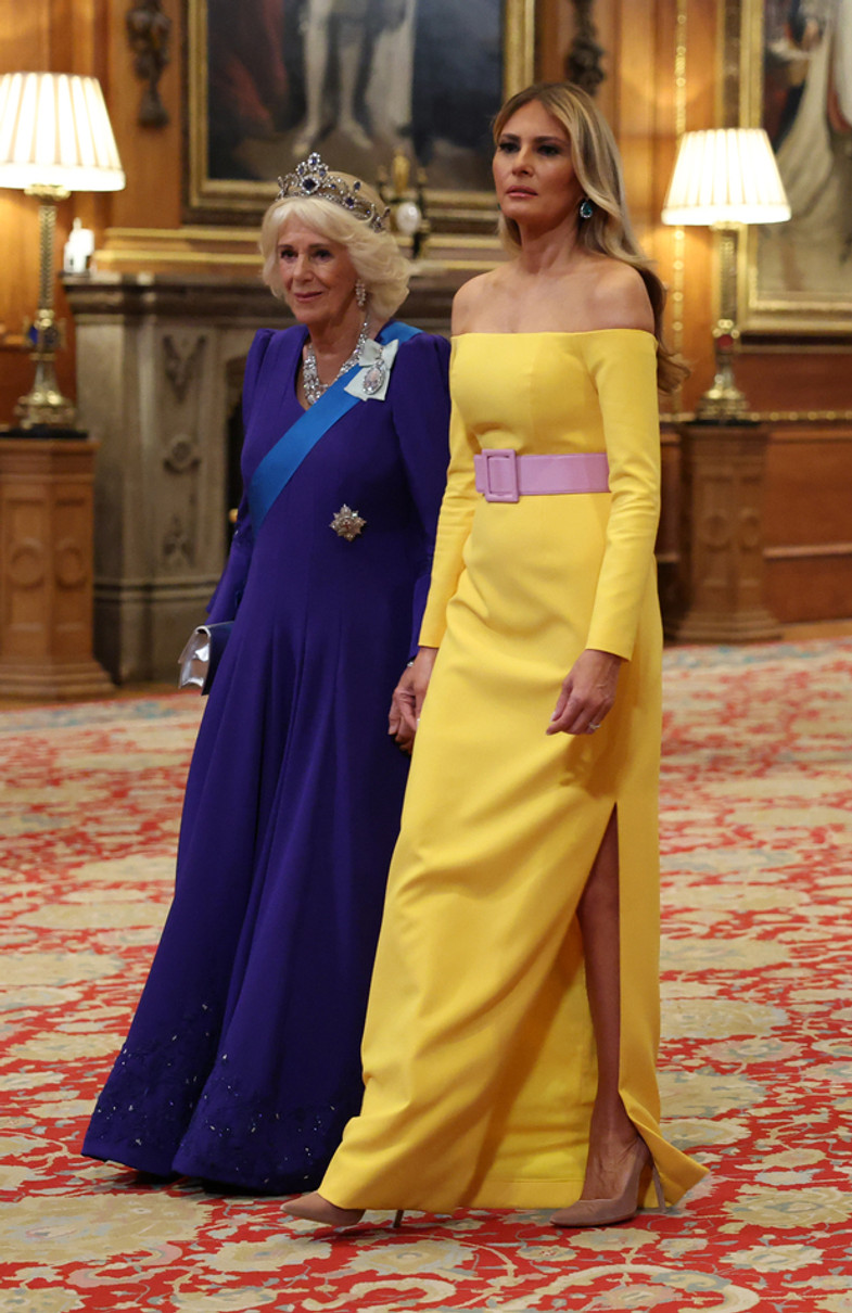 Королева Камілла і перша леді США в синьо-жовтому попозували на банкеті